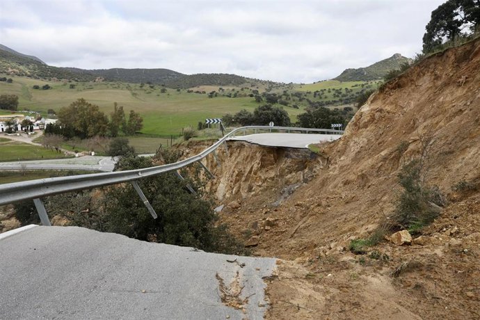 Imagen del estado de una carretera de acceso a Alcalá del Valle en la provincia de cádiz. A 16 de febrero de 2026 en Alcalá del valle, Cádiz (Andalucía, España).  ARCHIVO.