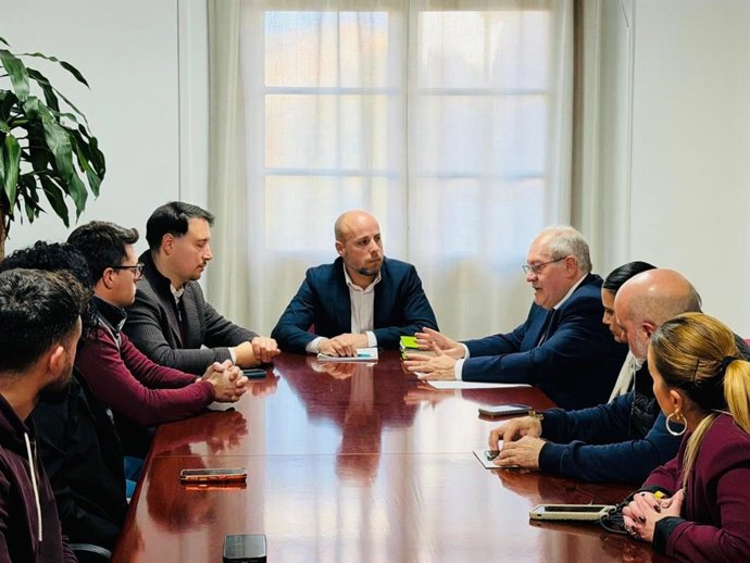 El alcalde de Ogíjares, Estefano Polo, en el centro, atiende las explicaciones del delegado de Fomento de la Junta en Granada, Antonio Ayllón