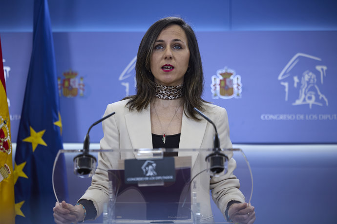 La secretaria general de Podemos, Iones Belarra, durante una rueda de prensa, en el Congreso de los Diputados, a 4 de marzo de 2026, en Madrid (España).