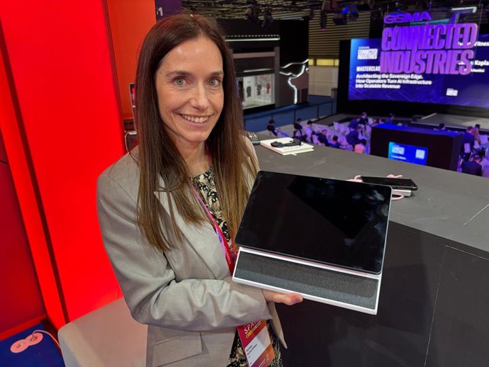 A diretora geral da SPC, Teresa Acha-Orbea, ao lado do ZEUS HALO.