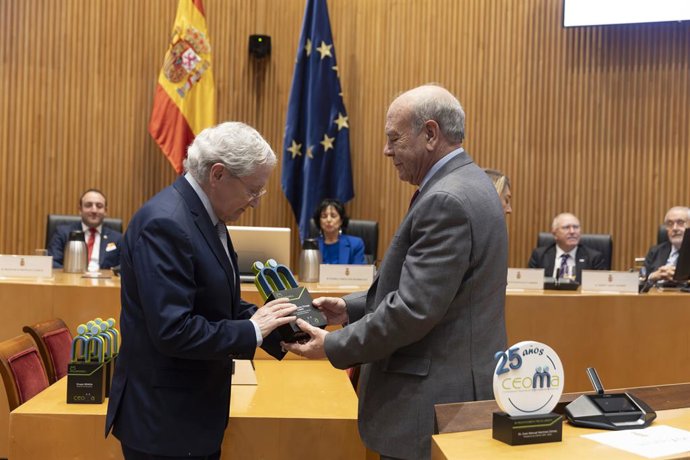 Entrega a Fernando Ónega de una distinción a la trayectoria y al compromiso con las personas mayores en el XXV Aniversario de CEOMA (2024)