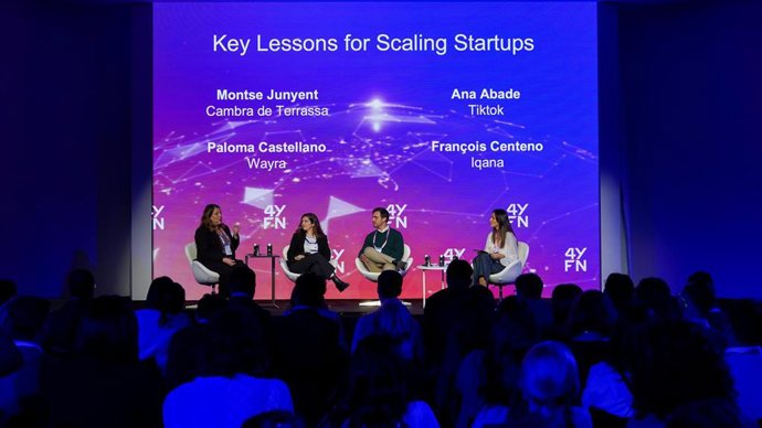 Paloma Castellano (Wayra), Montse Junyent (Cambra de Terrassa), François Centeno (Iqana) y Ana Abade (TikTok) durante la mesa redonda