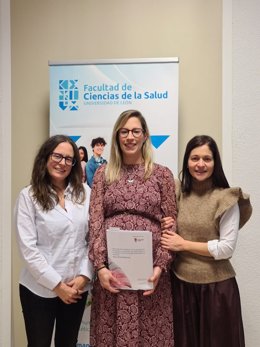 Autora de la tesis doctoral, Sonia Nieto, con las docentes que han dirigido el estudio, Arrate Pinto Carral y María José Álvarez.