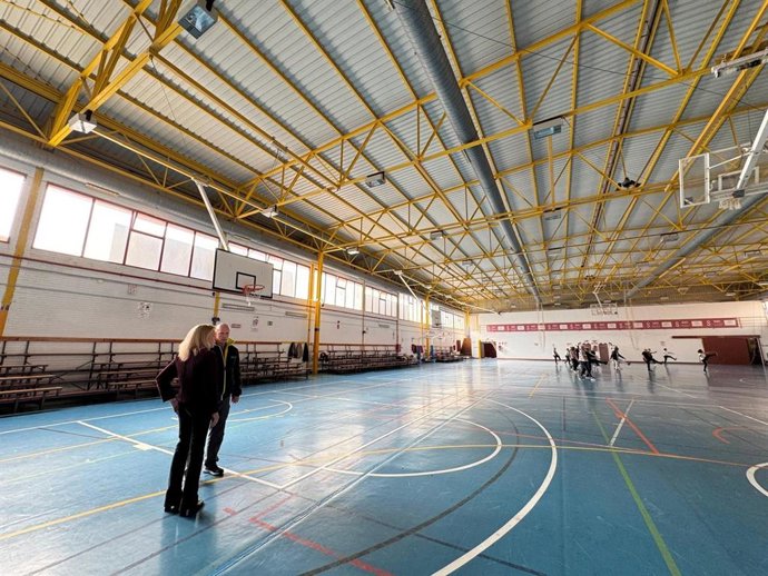 La delegada de Deportes del Ayuntamiento de Sevilla, María Tena, visita el Centro Deportivo Mar de Plata