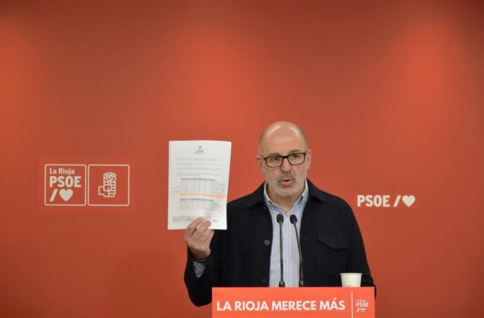 El socialista Miguel González de Legarra muestra la modificación presupuestaria firmada por el Gobierno riojano