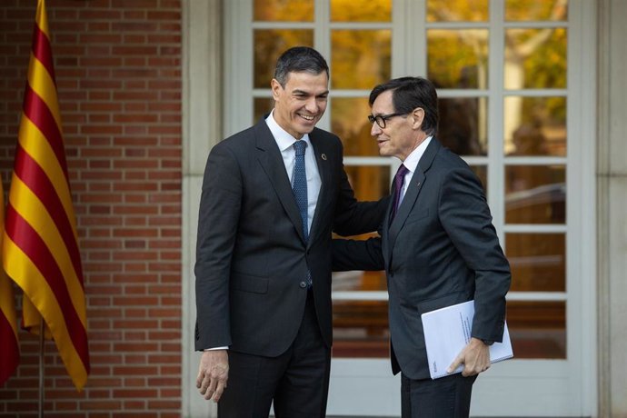 Archivo - El presidente del Gobierno, Pedro Sánchez (i), se reúne con el presidente de la Generalitat de Catalunya, Salvador Illa (d), en el Palacio de La Moncloa, a 22 de noviembre de 2024, en Madrid (España).