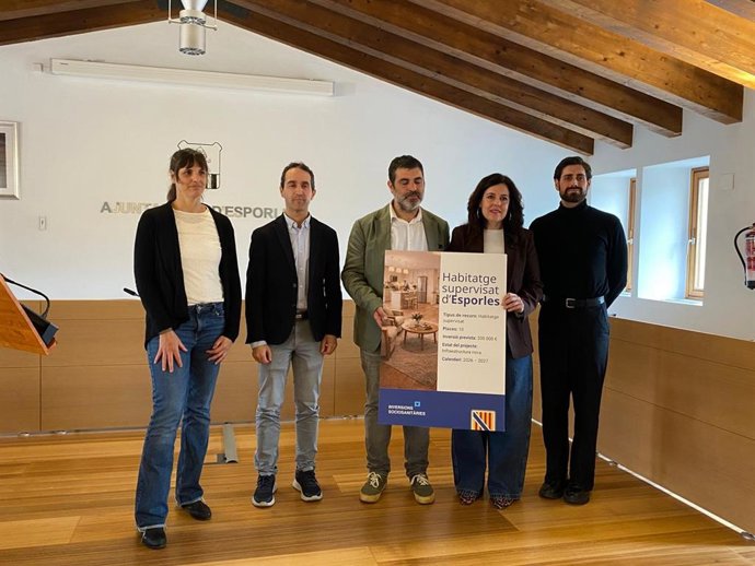 Responsables autonómicos, insulares y locales durante la presentación de la nueva vivienda en Esporles
