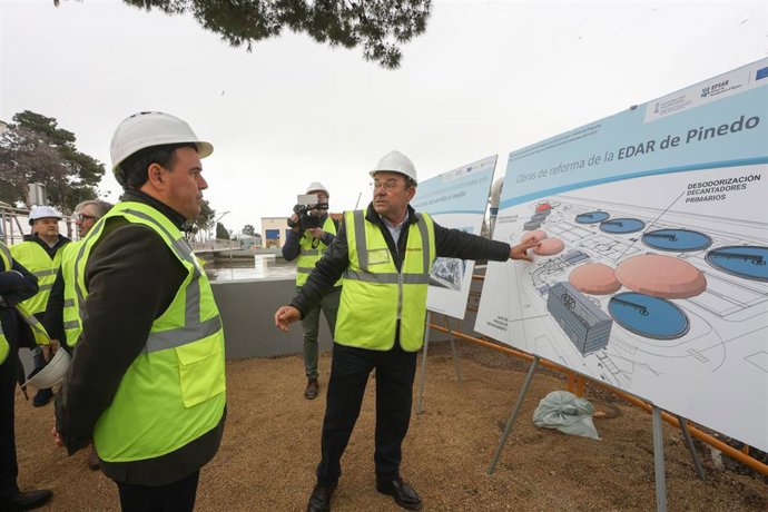 El 'president' de la Generalitat, Juanfran Pérez Llorca, (i) ha destacado la inversión del Ejecutivo valenciano de 37,6 millones de euros para modernizar la depuradora de Pinedo