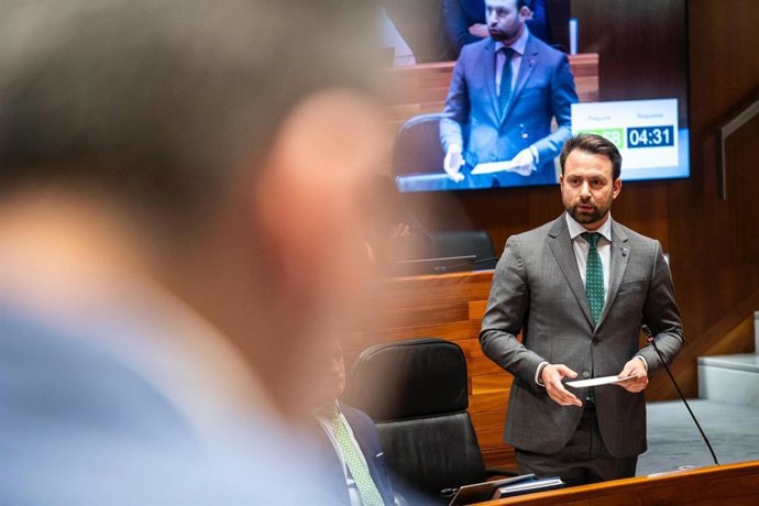 El presidente del PP de Asturias y portavoz parlamentario, Álvaro Queipo, dirigiéndose al presidente del Principado, Adrián Barbón.