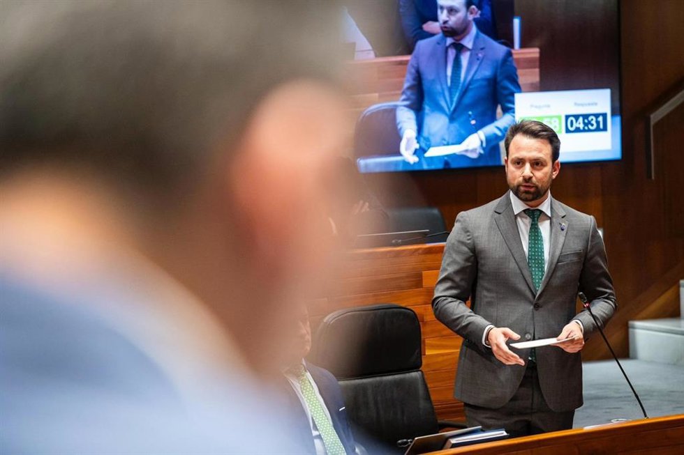 El presidente del PP de Asturias y portavoz parlamentario, Álvaro Queipo, dirigiéndose al presidente del Principado, Adrián Barbón.