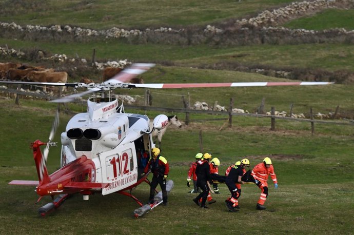 Equipos de rescate trabajan en el lugar de los hechos, a 3 de marzo de 2026, en Santander, Cantabria (España). Tres mujeres han fallecido esta tarde al romperse una pasarela en la playa de El Bocal, en Santander, y caer al mar. Una de ellas había sido tra