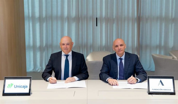 El director de Comunicación e Imagen de Unicaja, Fernando Ríos, y el director regional de la Fundación Adecco en Andalucía Oriental, Miguel Ángel de Pedro.