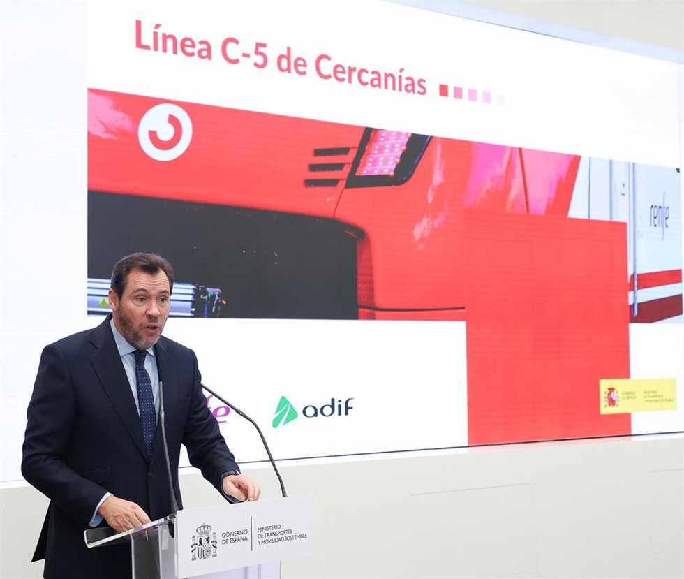 El ministro de Transportes y Movilidad Sostenible, Óscar Puente, durante la presentación del proyecto de modernización de la línea C-5 de Cercanías Madrid, en la sede del Ministerio