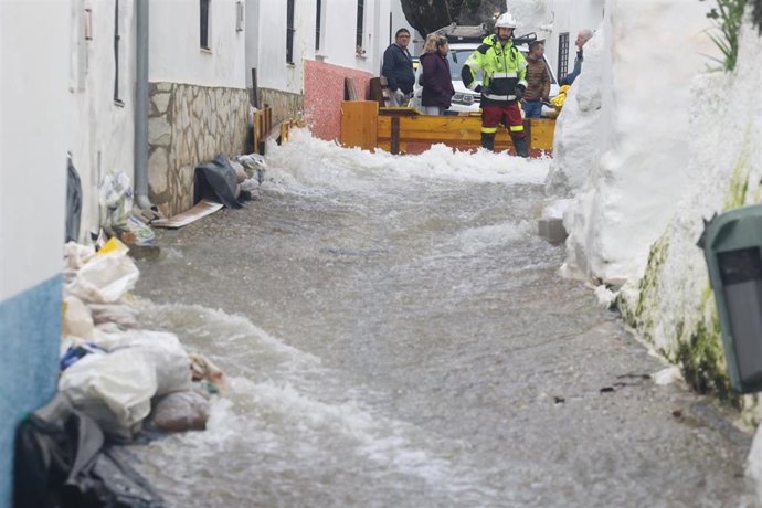 Desalojados 350 vecinos de Ubrique (Cádiz) por desbordamiento del río y movimientos de tierra. A 08 de febrero de 2026 en Ubrique, Cádiz, Andalucía (España).
