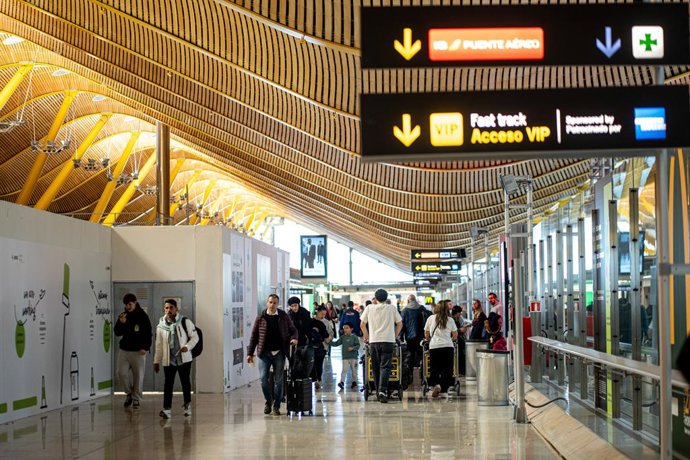 Archivo - Viajeros en el Aeropuerto Adolfo Suárez Madrid-Barajas, a 19 de diciembre de 2025, en Madrid (España). La red de aeropuertos españoles de Aena prevé operar un total de 101.793 vuelos en estas fechas navideñas, entre este viernes, 19 de diciembre