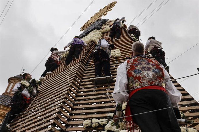 Archivo - Imagen de los Vestidores de la Virgen de los Desamparados confeccionando su manto floral durante una ofrenda fallera. 