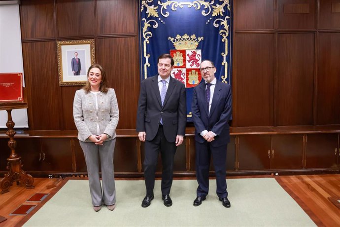 La consejera de Agricultura junto al presidente de la Junta y el director general de Azucarera.