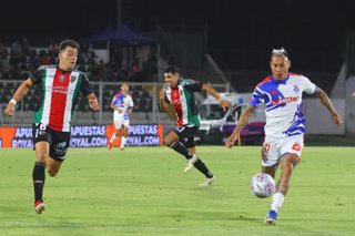 Futbol, Palestino vs Universidad de Chile Fecha 3, Liga de Primera 2026. El jugador de Universidad de Chile Eduardo Vargas, derecha, disputa el balon contra Fernando Meza de Palestino durante un partido de  primera disputado en el estadio Municipal de La