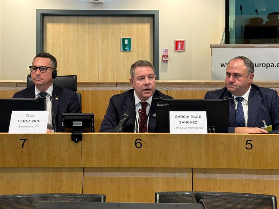El presidente de Castilla-La Mancha, Emiliano García-Page, asiste, en Bruselas, a la 4 reunión del Intergrupo del Vino.