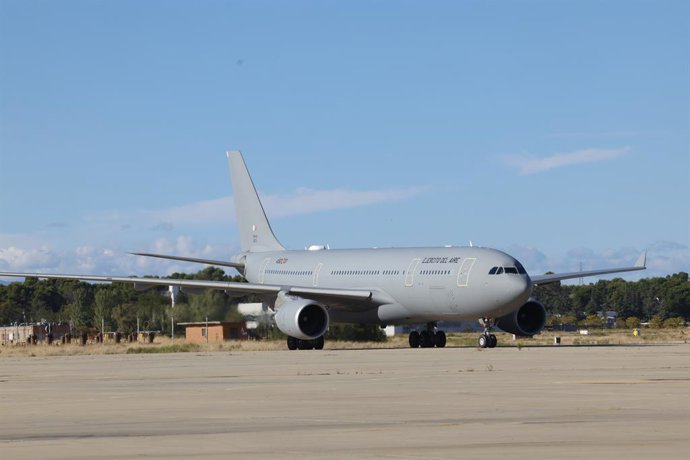 Archivo - Arquivo - Um avião militar à chegada à base aérea de Torrejón, em 3 de outubro de 2024, em Madri (Espanha). O primeiro grupo de cidadãos evacuados de Beirute (Líbano) aterrou num avião A330 da Força Aérea.