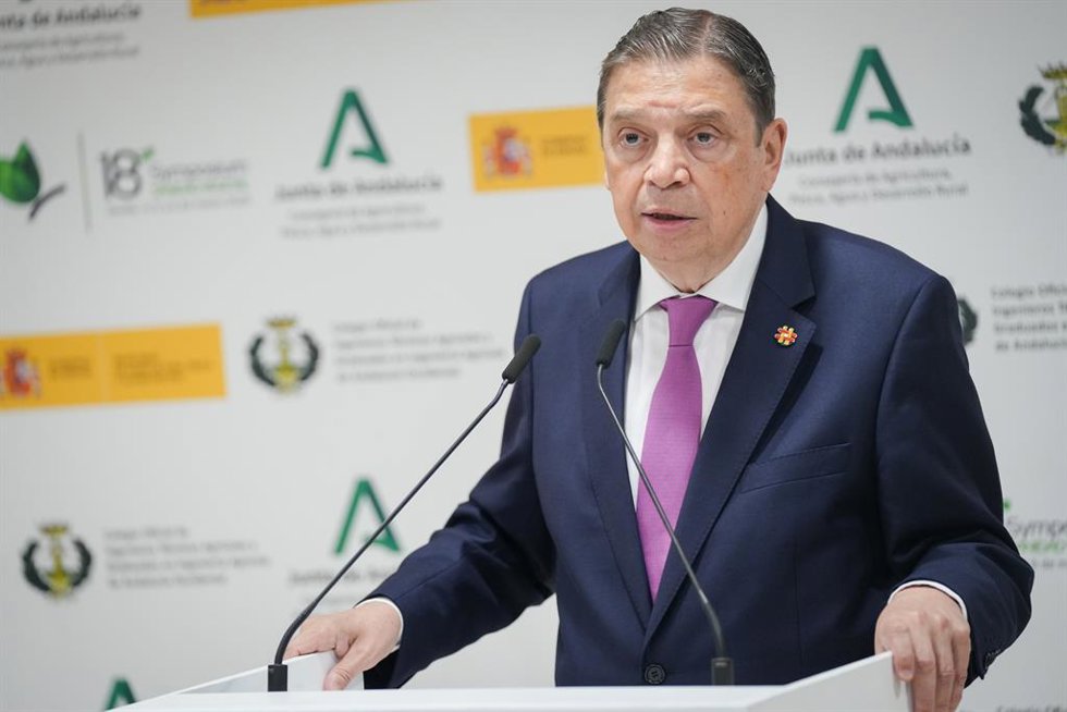 El ministro de Agricultura, Pesca y Alimentación, Luis Planas, atiende a los medios antes de intervenir en la inauguración del 18 Symposium Sanidad Vegetal, que tiene lugar en Sevilla. A 4 de marzo de 2026 en Sevilla (Andalucía, España).