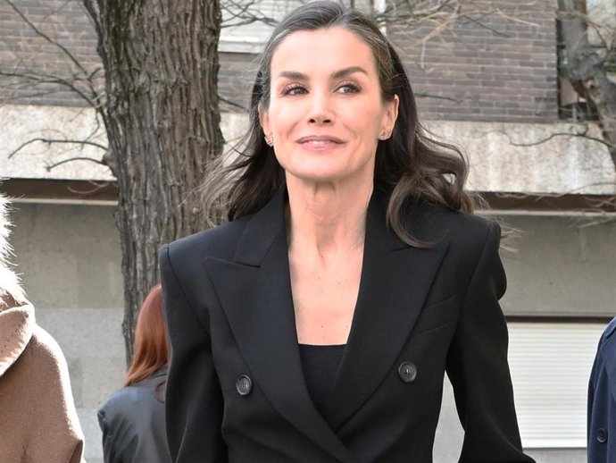 La Reina Letizia llega a la capilla ardiente por Fernando Ónega situada en la Casa de Galicia de Madrid