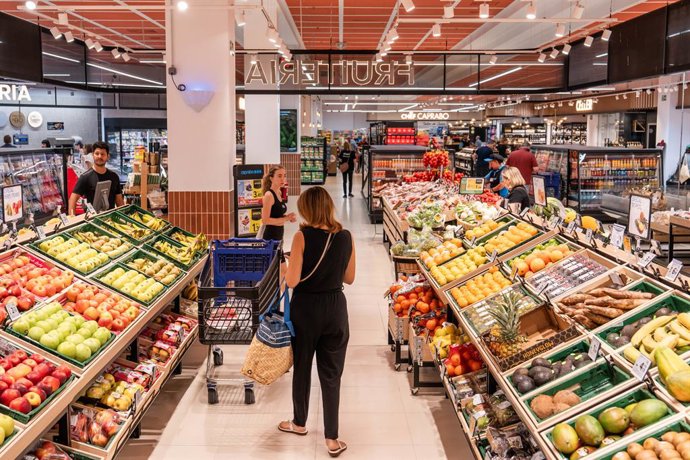 Archivo - Un supermercat de Caprabo