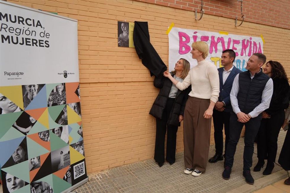 La consejera de Política Social, Familias e Igualdad, Conchita Ruiz, junto a la deportista olímpica, Laura Gil, durante el acto de colocación de la placa conmemorativa