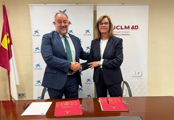 Firma del convenio entre la UCLM y MicroBank.