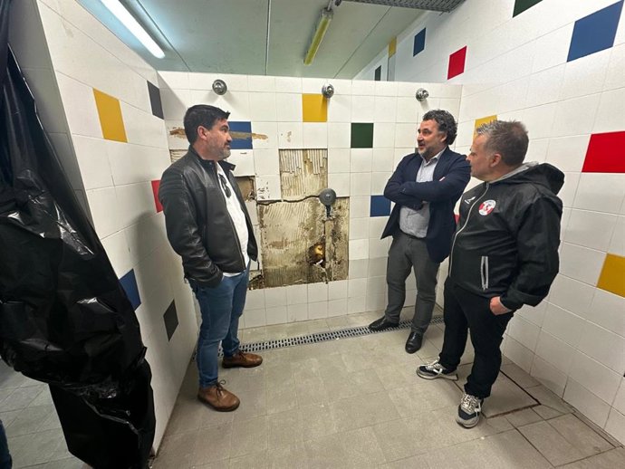 Los concejales del grupo municipal del PSOE en el Ayuntamiento de Zaragoza, Horacio Royo, y Paco Galán, en las instalaciones del CD Actur-Pablo Iglesias