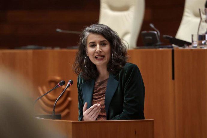 La presidenta del Grupo Parlamentario de Unidas por Extremadura, Irene de Miguel, durante su intervención en el debate de investidura.