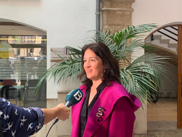 Archivo - La directora general del IbDona, Cati Salom, en declaraciones a los medios.