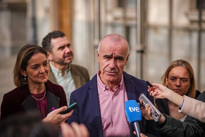 El portavoz del PSOE en el Ayuntamiento de Sevilla, Antonio Muñoz, en una atención ante los medios de comunicación en Madrid
