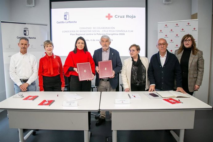 La consejera de Bienestar Social, Bárbara García Torijano, ha firmado el convenio de colaboración con Cruz Roja para el desarrollo del Plan Regional de Pobreza Energética.