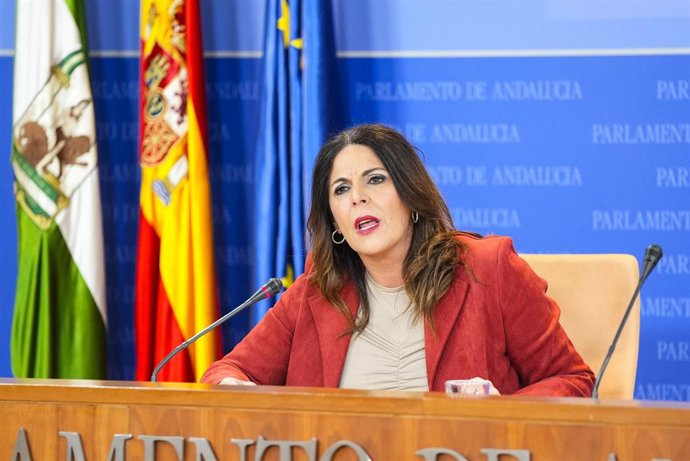 La portavoz adjunta del Grupo Parlamentario Socialista, Ángeles Férriz, durante la ronda de ruedas de prensa de portavoces de los grupos parlamentarios en el Parlamento de Andalucía, a 4 de marzo de 2026 en Sevilla (Andalucía, España). Los portavoces de l