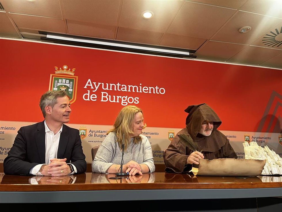 El concejal de festejos, Cesar Barriada, la alcaldesa, de Burgos, Cristina Ayala, y el actor Carlos de la Torre.