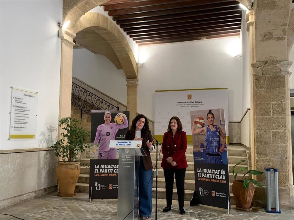 La consellera de Familias, Bienestar Social y Atención a la Dependencia, Sandra Fernández, y la directora del Instituto Balear de la Mujer (IBDona), Cati Salom, presentan los actos del 8M