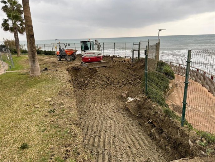 Estepona inicia obras de reparación del tramo del corredor litoral en Punta de la Plata dañado por temporales