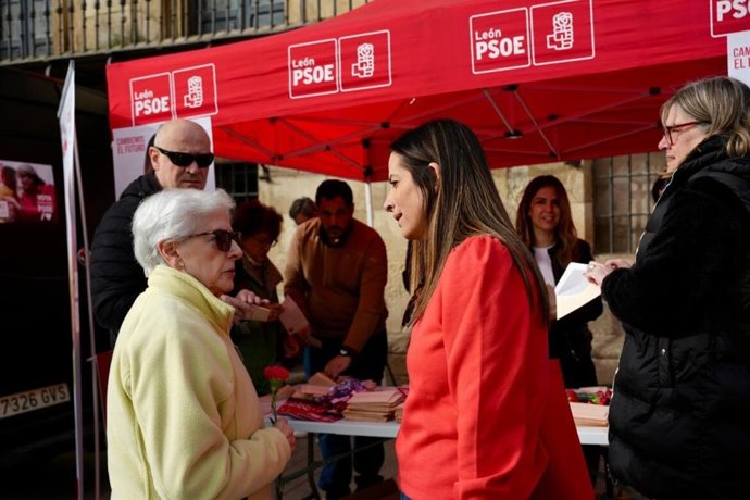 La cabeza de lista del PSOE de León a las Cortes, Nuria Rubio, durante su visita al Mercado de León este miércoles.