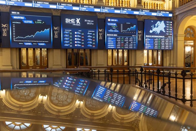 Archivo - Paneles digitales en el Palacio de la Bolsa de Madrid, a 30 de septiembre de 2025, en Madrid (España). 
