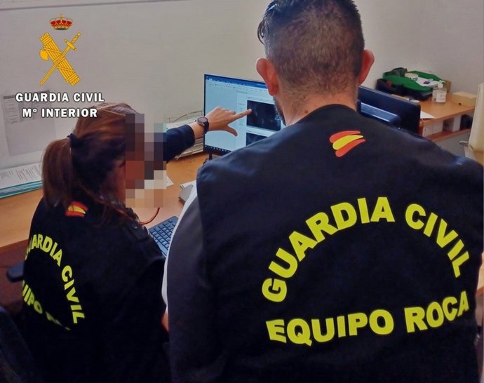 Agentes de la Guardia Civil investigan los robos