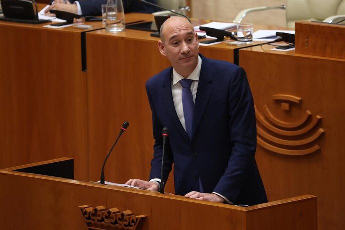 El portavoz del PP en la Asamblea de Extremadura, José Ángel Sánchez Juliá, en el debate de investidura de María Guardiola