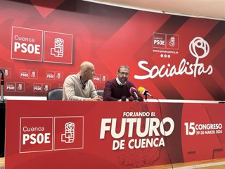 El secretario de Organización del PSOE de Castilla-La Mancha, Sergio Gutiérrez, junto al secretario provincial Luis Carlos Sahuquillo, en rueda de prensa.