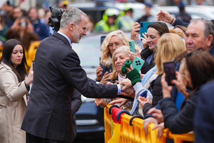 El Rey Felipe VI saluda a los vecinos concentrados en la Plaza de la Constitución tras su visita al Ayuntamiento de Dos Hermanas.