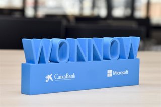 Archivo - Galardón de los Premios Wonnow de CaixaBank y Microsoft.