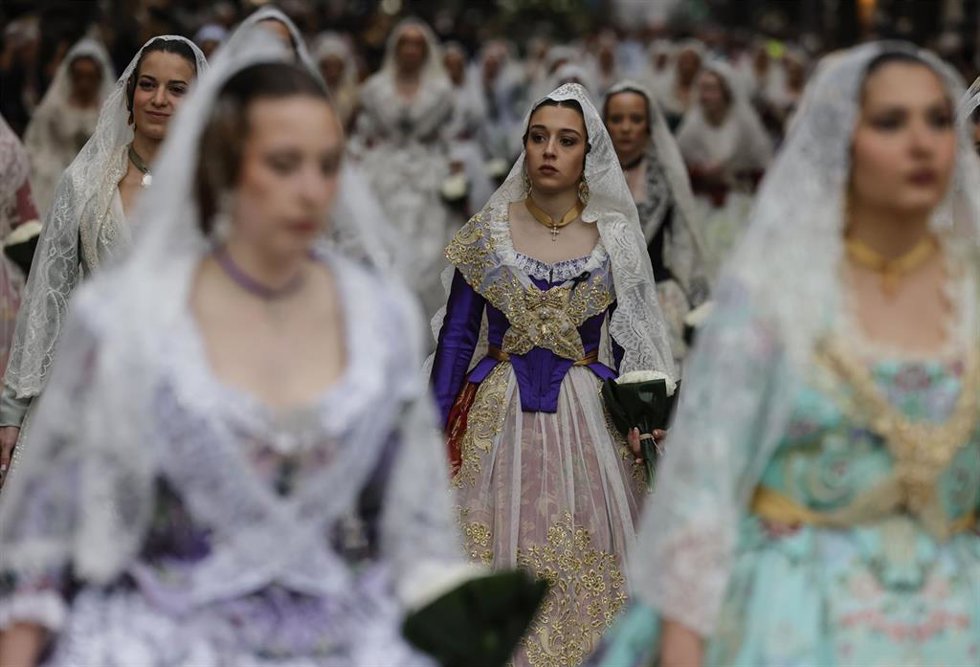Archivo - Imagen de falleras en Valncia durante la ofrenda floral a la Virgen de los Desamparados en 2025.