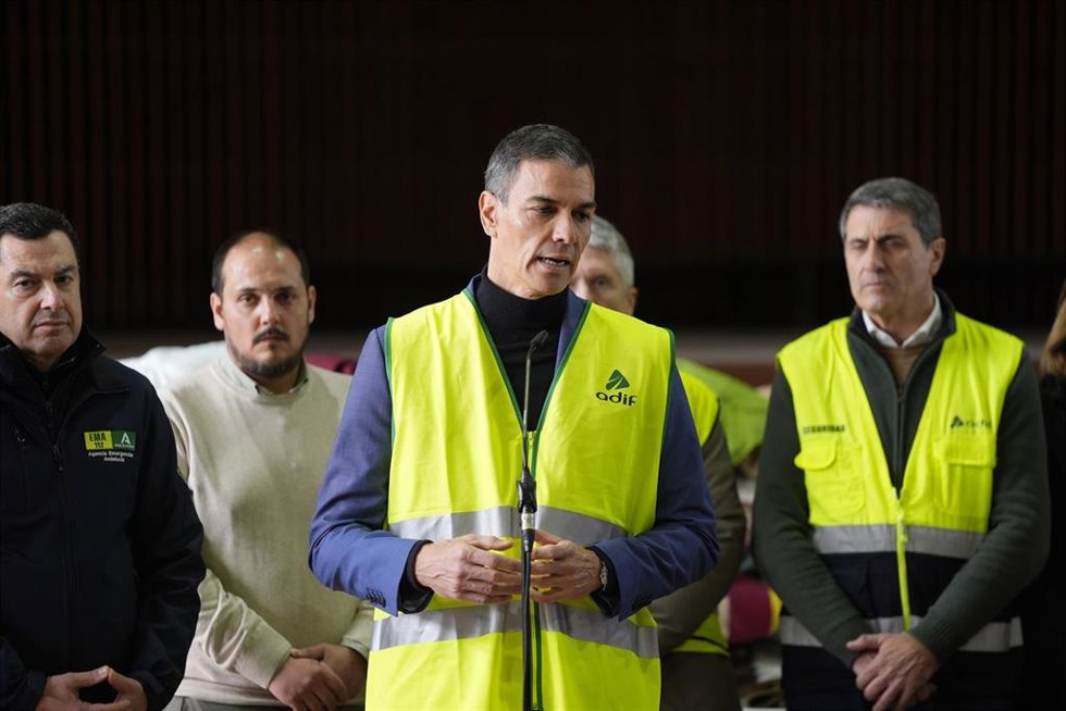 Archivo - El presidente del Gobierno, Pedro Sánchez, en Adamuz tras el accidente.