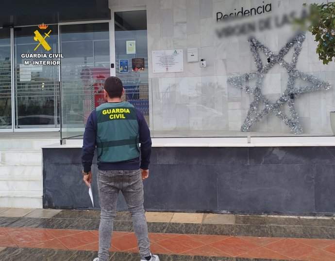 Un agente de la Guardia Civil durante una actuación en la provincia de Almería.