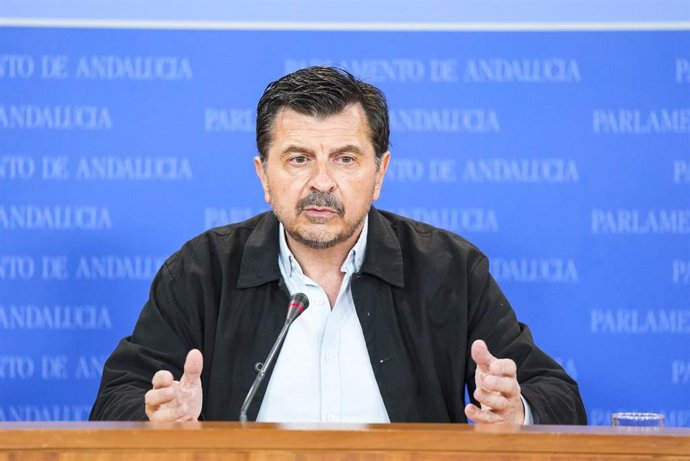 El portavoz del Grupo Parlamentario Popular, Toni Martín, durante la ronda de ruedas de prensa de portavoces de los grupos parlamentarios en el Parlamento de Andalucía, a 4 de marzo de 2026 en Sevilla (Andalucía, España). Los portavoces de los grupos parl