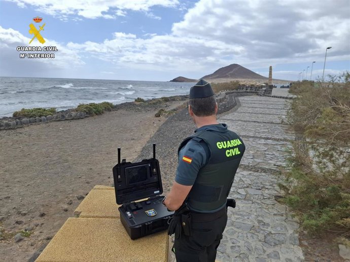 Un agente de la Guardia Civil al interceptar dos drones en el Médano, cerca del aeropuerto Tenerife Sur